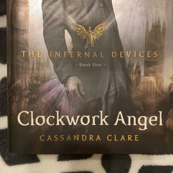 The Infernal Devices Book One: Clockwork Angel - Picture 2 of 9